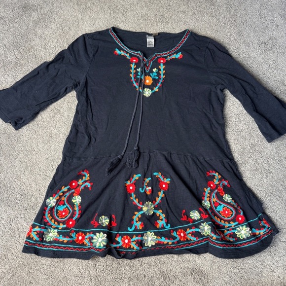 The Unbranded Brand Tops - TO Thomas & Olivia Women's Medium Quarter Sleeve Embroidered Blue Top